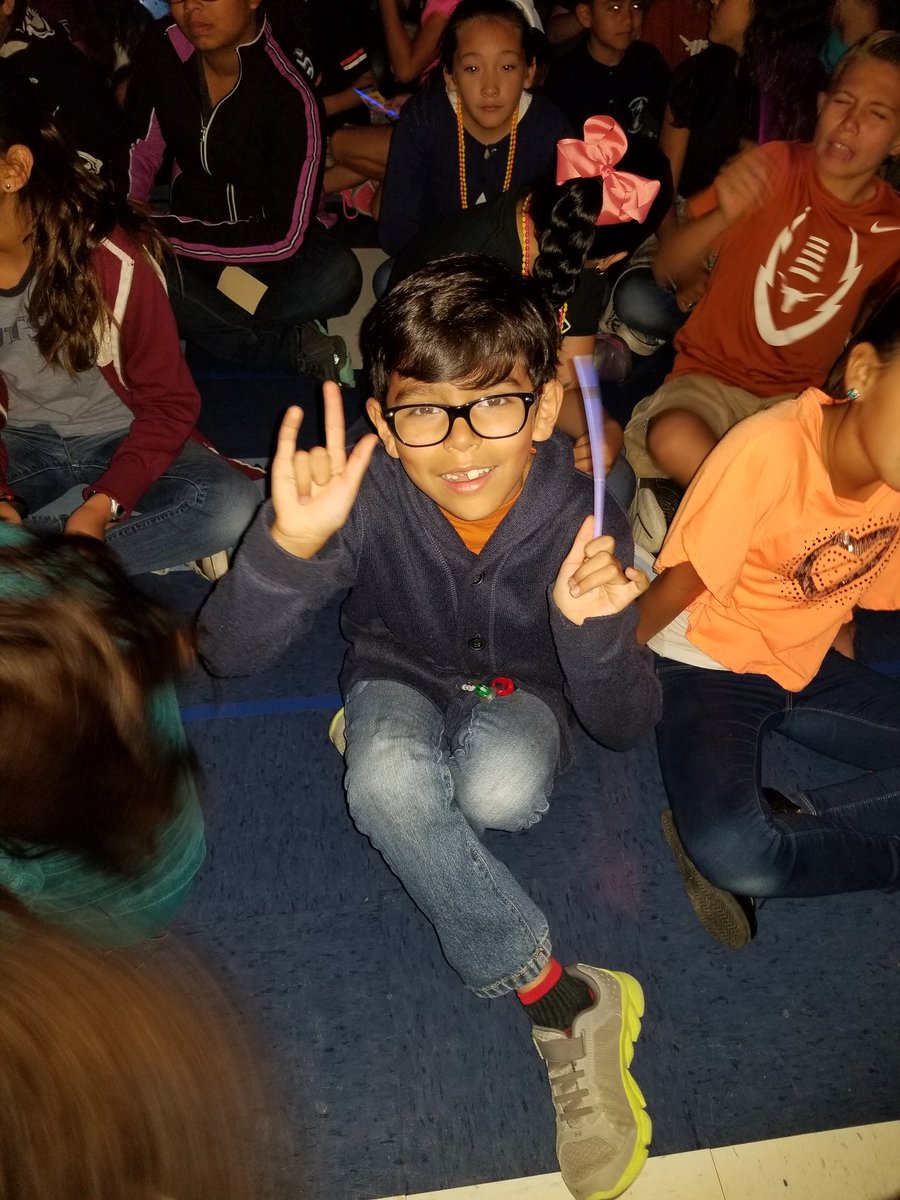 ElizabethLerma7's tweet photo. Ready for our #mathrocks concert!!! @NISDEsparza, #thirdgraderocks!!!! https://t.co/Tl6W905IgH