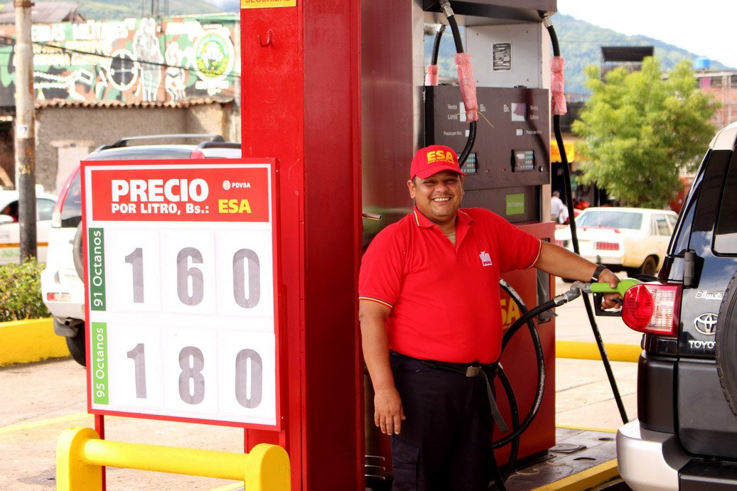 PetroleroBoyaca's tweet photo. 📢Nuestro compromiso es con el Pueblo venezolano. Cuenten con el suministro garantizado de combustible, somos #PDVSAIndestructible 💪 https://t.co/S2Gv2E0Xsi