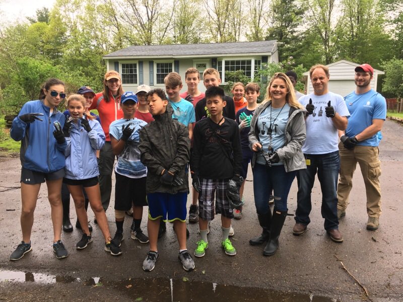sburlrec's tweet photo. @FHTuttleMS Weed Warriors combating invasive buckthorn for #Tuttlefest17 Go get 'em! https://t.co/HS360c7Ejk