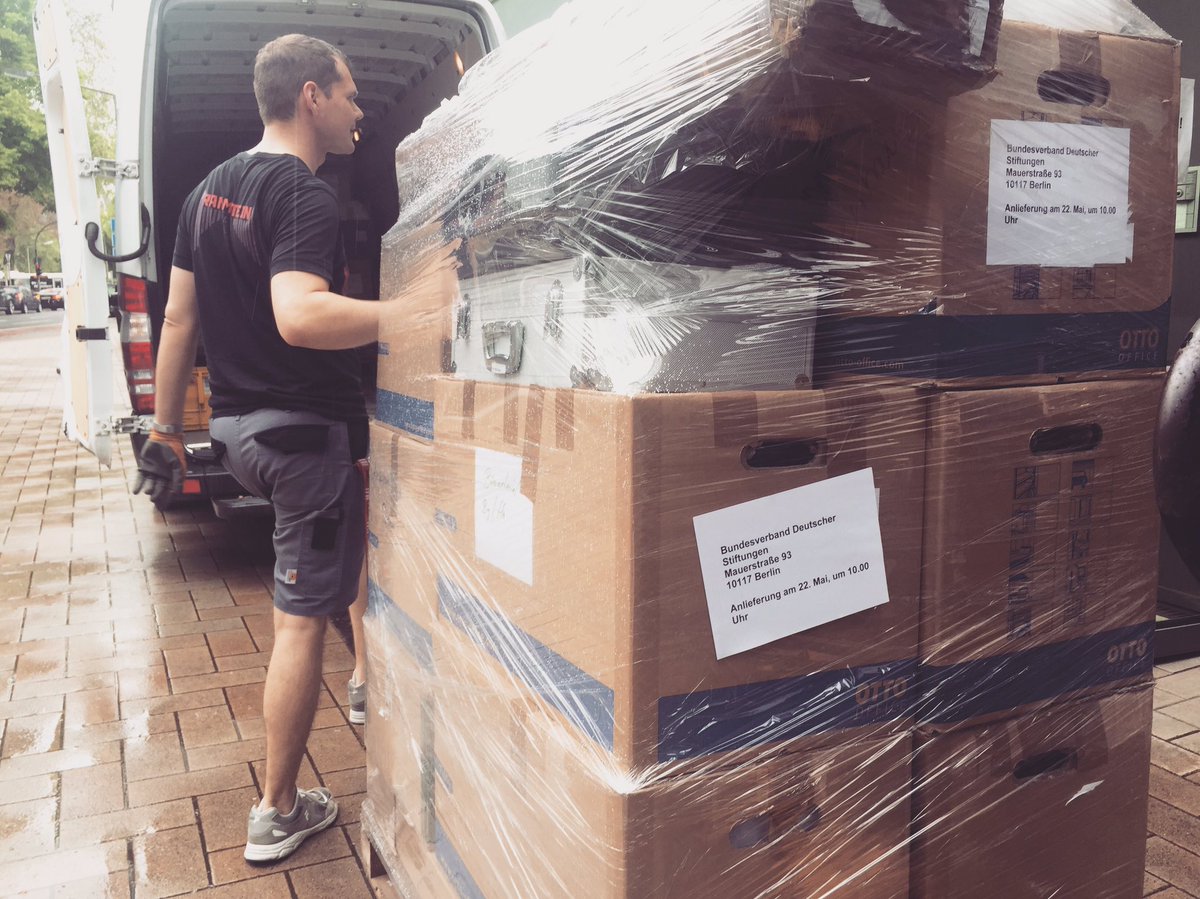 stiftungstweet's tweet image. Die ersten Paletten machen sich auf den Rückweg nach Berlin. Danke für drei wunderbare #DST17 Tage.