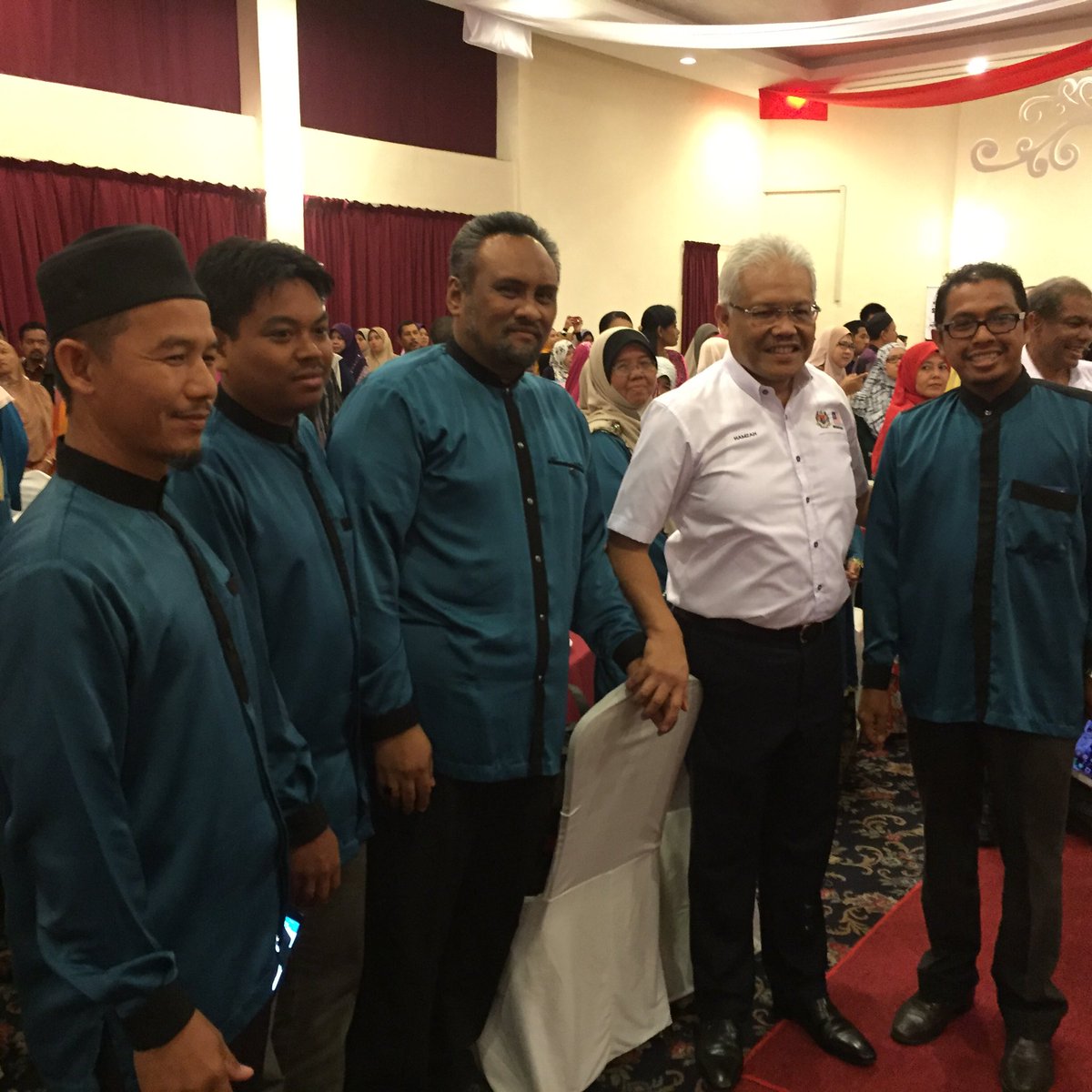 farizrazali's tweet photo. #MPLarut @dhzhamzah beramah mesra bersama guru guru di sambutan Hari Guru Peringkat Parlimen Larut 2017 "Malam Cendekia Bestari" #CaringMP https://t.co/y2N1Ff5oMv