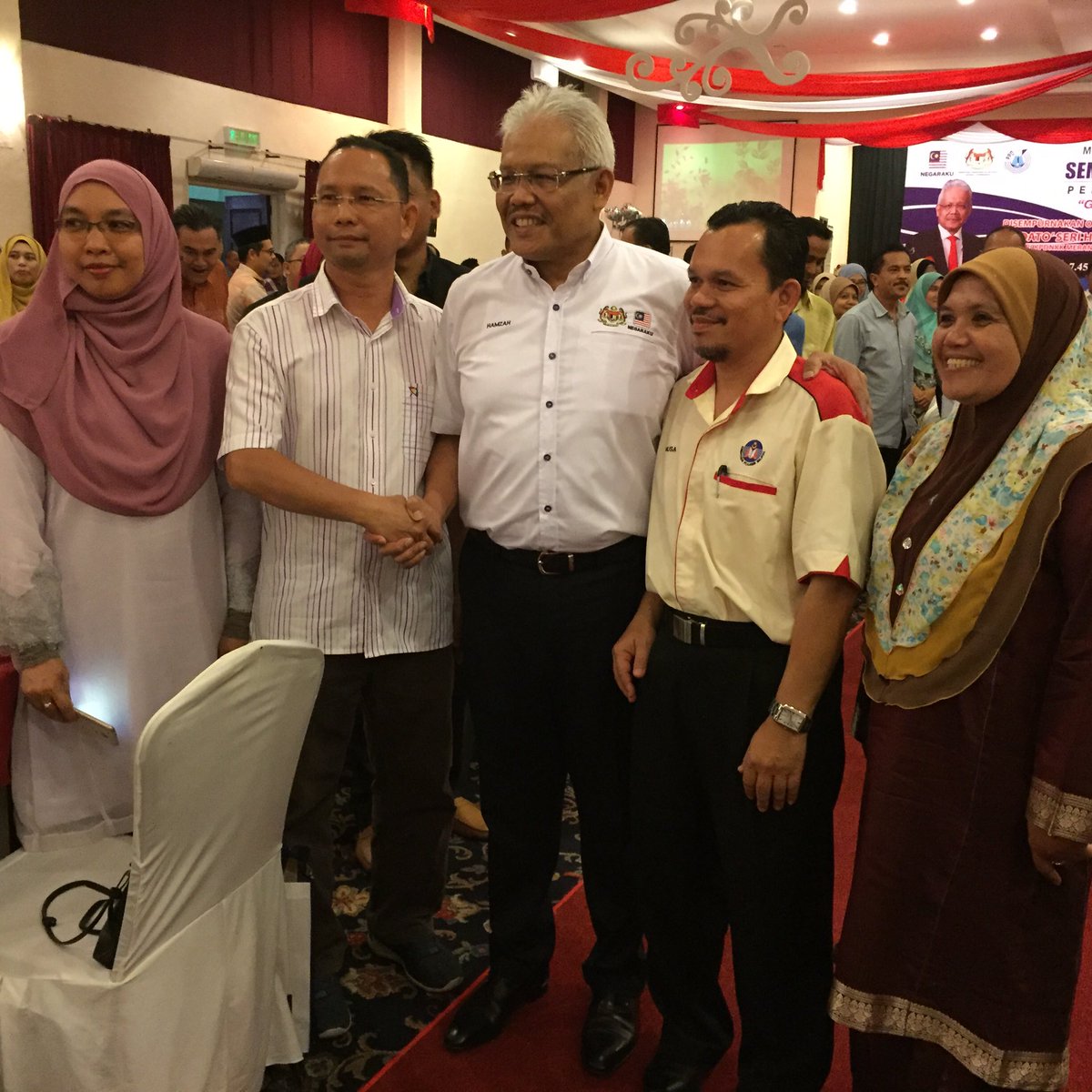 farizrazali's tweet photo. #MPLarut @dhzhamzah beramah mesra bersama guru guru di sambutan Hari Guru Peringkat Parlimen Larut 2017 "Malam Cendekia Bestari" #CaringMP https://t.co/y2N1Ff5oMv