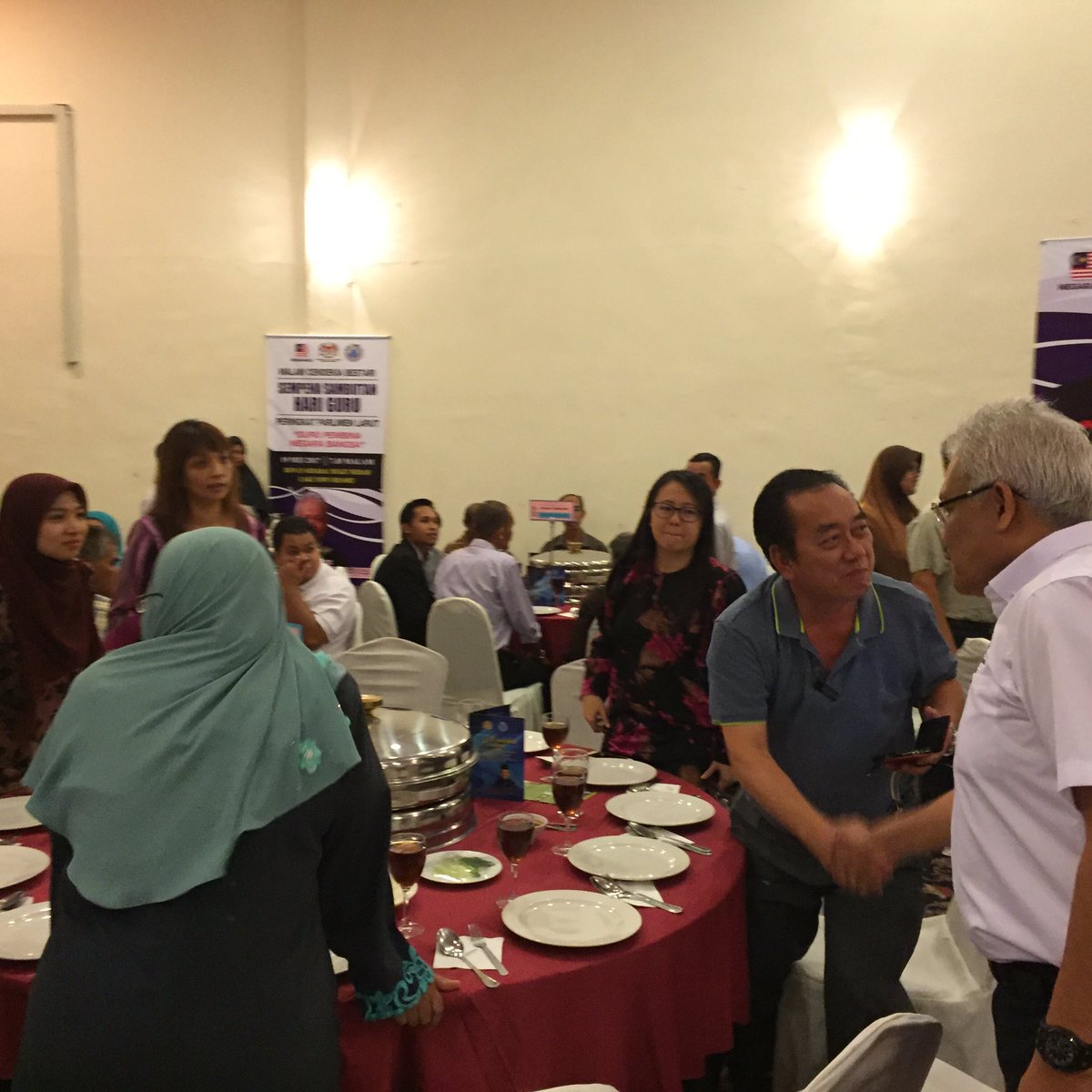 farizrazali's tweet photo. #MPLarut @dhzhamzah beramah mesra bersama guru guru di sambutan Hari Guru Peringkat Parlimen Larut 2017 "Malam Cendekia Bestari" #CaringMP https://t.co/y2N1Ff5oMv