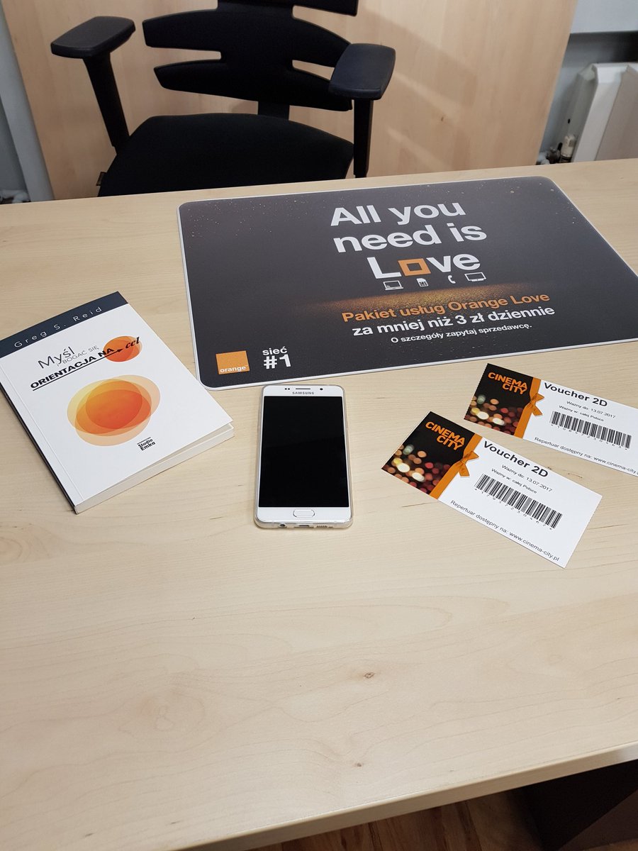 Lukas_Kraczka's tweet photo. Którą z rozrywek wybrać na piątkowy wieczór?😀 #Samsung #BiznesEkspert #światłowód https://t.co/fLrYlrYhty