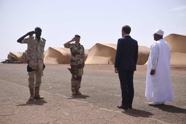 nsaforum's tweet photo. بعد أيام من تنصيبه رئيساً ل #فرنسا...

#ماكرون يتفقد قوات بلاده العسكرية في مالي https://t.co/tArYsaT4n8 https://t.co/wwgG0lKnXQ