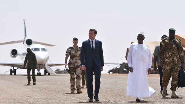 nsaforum's tweet photo. بعد أيام من تنصيبه رئيساً ل #فرنسا...

#ماكرون يتفقد قوات بلاده العسكرية في مالي https://t.co/tArYsaT4n8 https://t.co/wwgG0lKnXQ