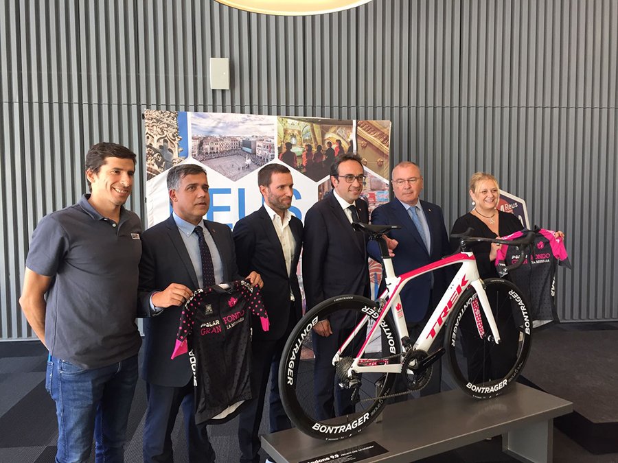 territoricat's tweet photo. .@joseprull anuncia ajuts als ens locals que generaran inversions de 40 MEUR en vies per a #bicis @congresbici https://t.co/2YwTwjLAJW https://t.co/vU8D8qlM19