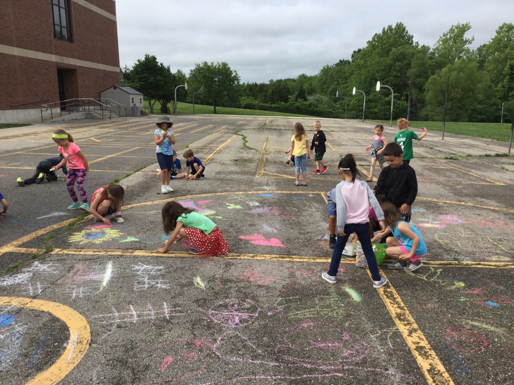 MrsRussosclass's tweet photo. Kindergarten field day is off to a great start! @MillCreekCPS https://t.co/kBvNxBxYWL
