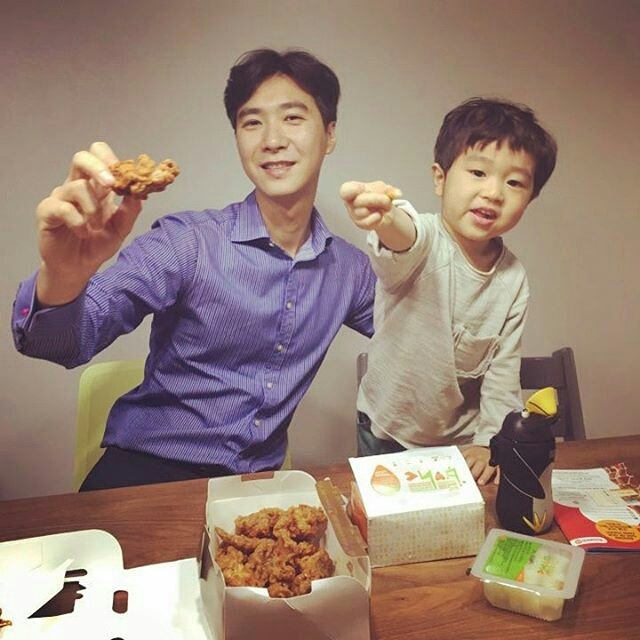 KoSeungJaeTH's tweet photo. สามทุ่มแล้ว ลงไรก็ได้ฮะ 😂😂😂😂😂 กินไก่กันมั้ย 😁 cr. Ecojiyong #seungjae #ซึงแจ https://t.co/T3WueNSUAp