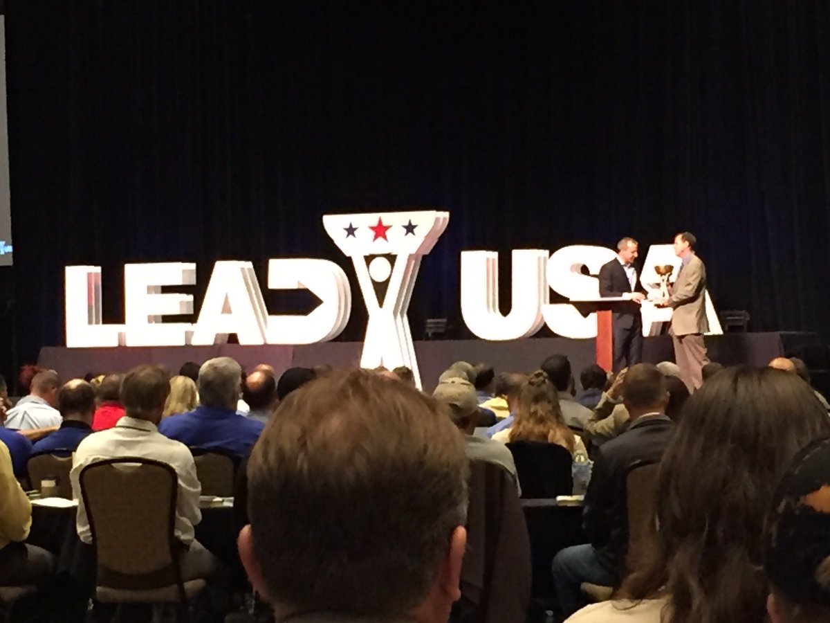 BethelHoops's tweet photo. Mike Lightfoot was honored during the @LeadUSAEvent with the Legacy Award for his 30 years of impacting lives! https://t.co/G3zhEli6wV