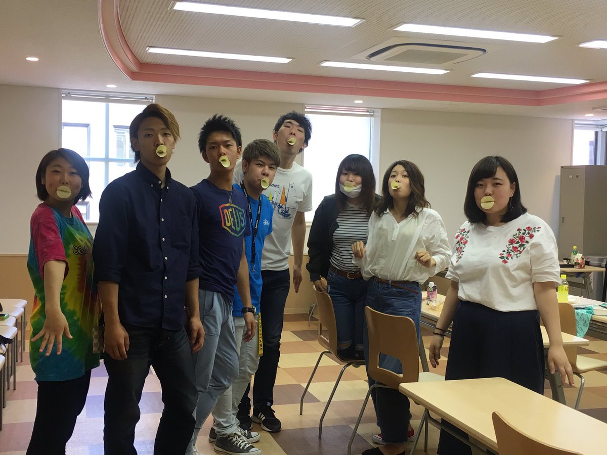 sapporo_sports's tweet photo. スポーツ保育2年生のお昼休みの一コマ(*^^)v
カメラを向けると、みなさんすぐにこのポーズ^^
#スポメディ
#スポーツ保育科
#2SK
#お昼休み
#ポテチでアヒル https://t.co/rRlp1M0nTI