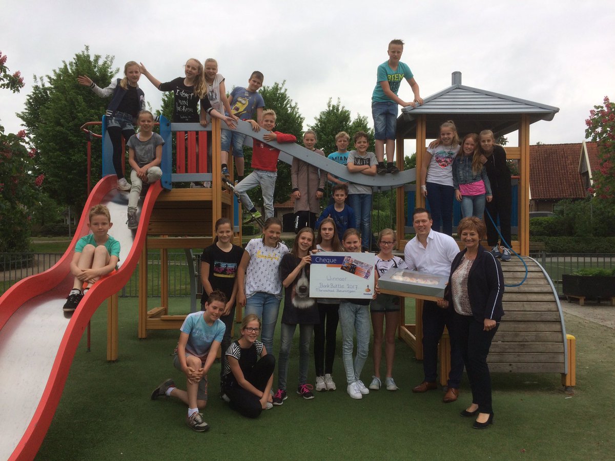 MariaBeuningen's tweet photo. We hebben met groe 7/8 de Rabo Bankbattle gewonnen! De beste in poule van 10scholen. Samenwerking en bundeling van kennis!! @RaboTwenteOost https://t.co/XxWfVXZAJq