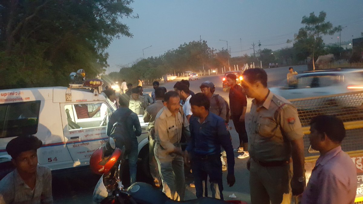 ShoPsEcotech3's tweet photo. चैकिंग इकोटेक 3 पुलिस चैकिंग करते हुए @noida police @uppolice @digmeerut @igmeerut @yaducogn @spruralnoida@sspnoida https://t.co/rSQoLT3M76
