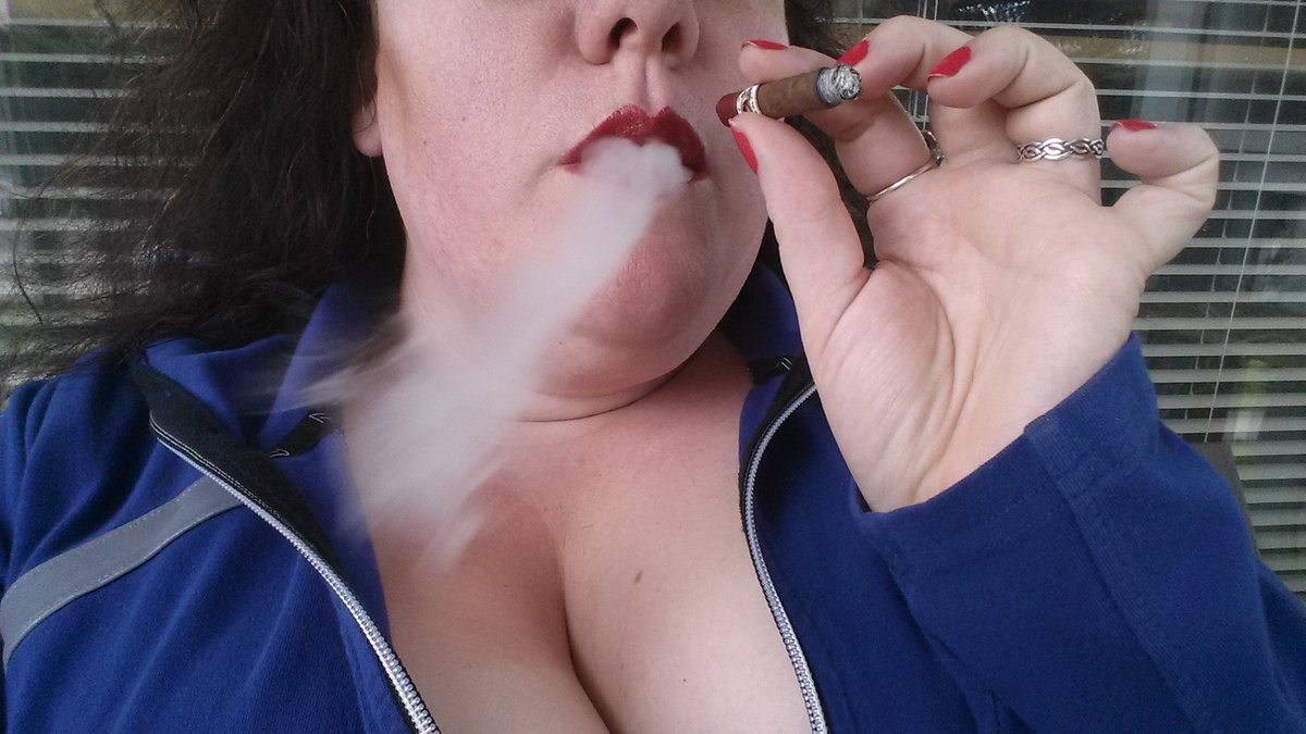 sultrymissem's tweet photo. #smoking #redlips #smokefetish #exhale #minicigars #hulagirl https://t.co/PpAd4qqnNW