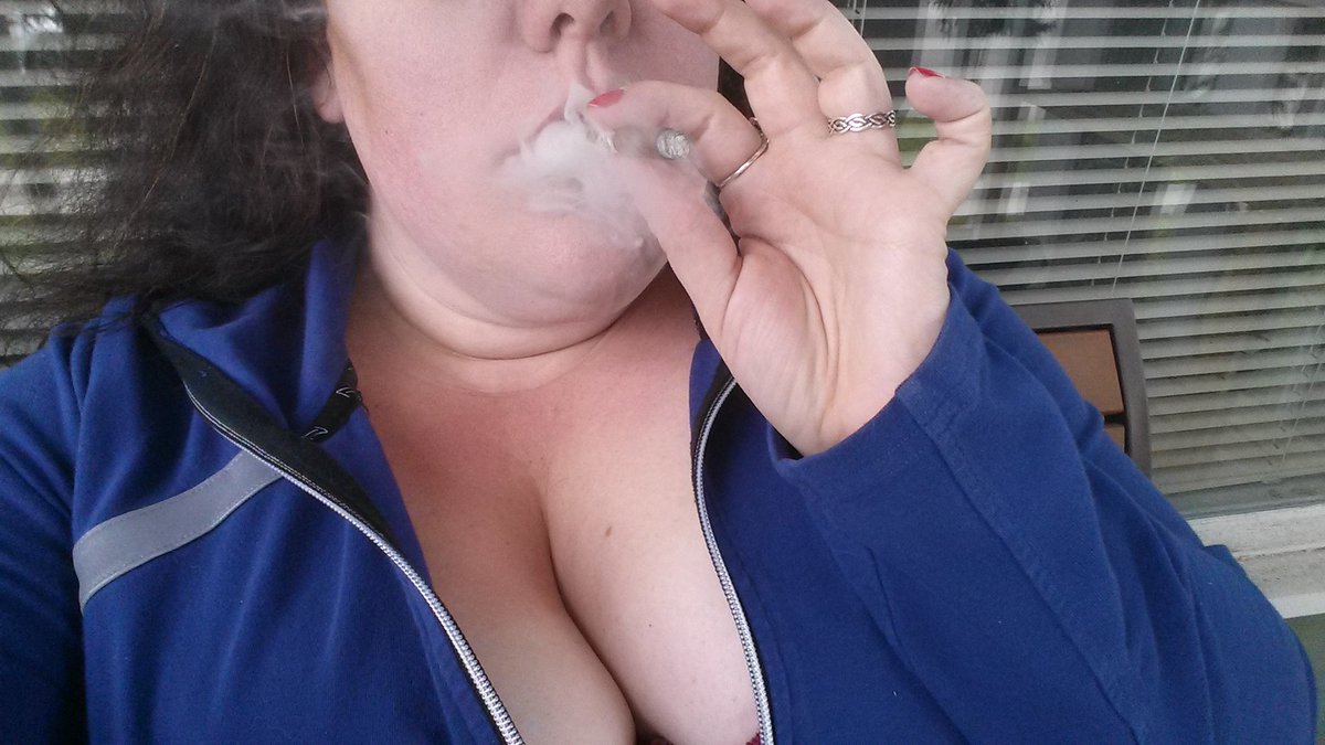 sultrymissem's tweet photo. #smoking #redlips #smokefetish #exhale #minicigars #hulagirl https://t.co/PpAd4qqnNW