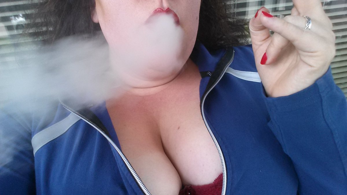 sultrymissem's tweet photo. #smoking #redlips #smokefetish #exhale #minicigars #hulagirl https://t.co/PpAd4qqnNW
