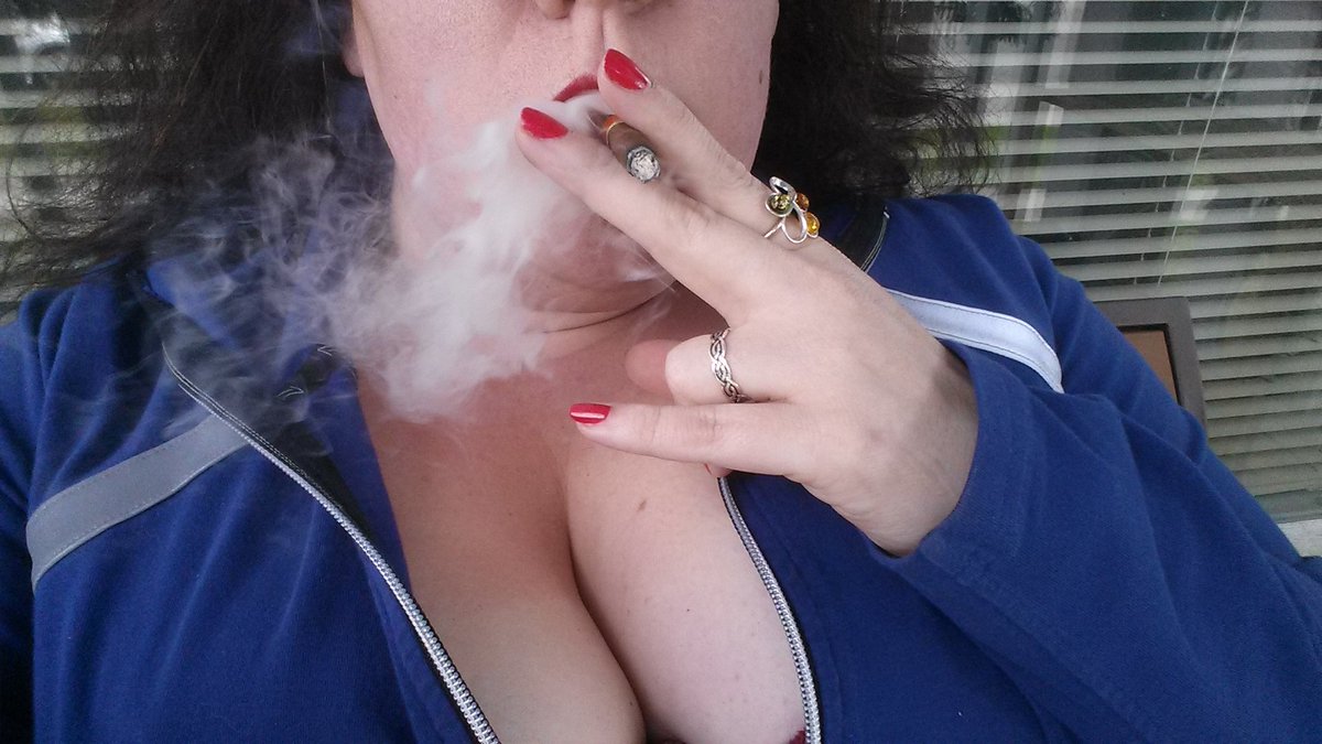 sultrymissem's tweet photo. #smoking #redlips #smokefetish #exhale #minicigars #hulagirl https://t.co/PpAd4qqnNW