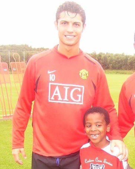 _NickNewell_'s tweet photo. Oh my days. If you haven't seen the videos of ANGEL GOMES on YouTube yet go have a look. WOW. 16 years old and in our Europa League squad 👏🏻 https://t.co/E0IhUzJ1z7