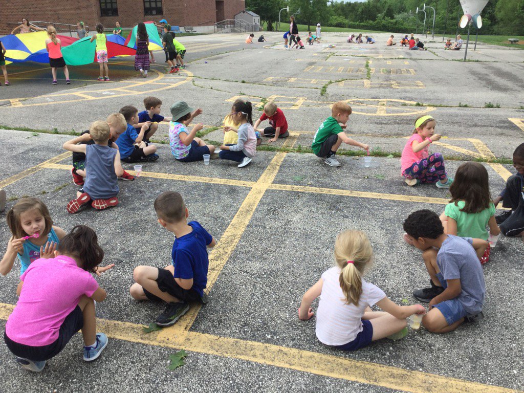 MrsRussosclass's tweet photo. Station 3, BUBBLES! https://t.co/hpJ2xfArZj