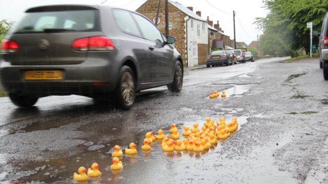 Fed-up villagers in Oxfordshire have staged a protest against potholes - by filling them with rubber ducks bbc.co.uk/news/uk-englan…