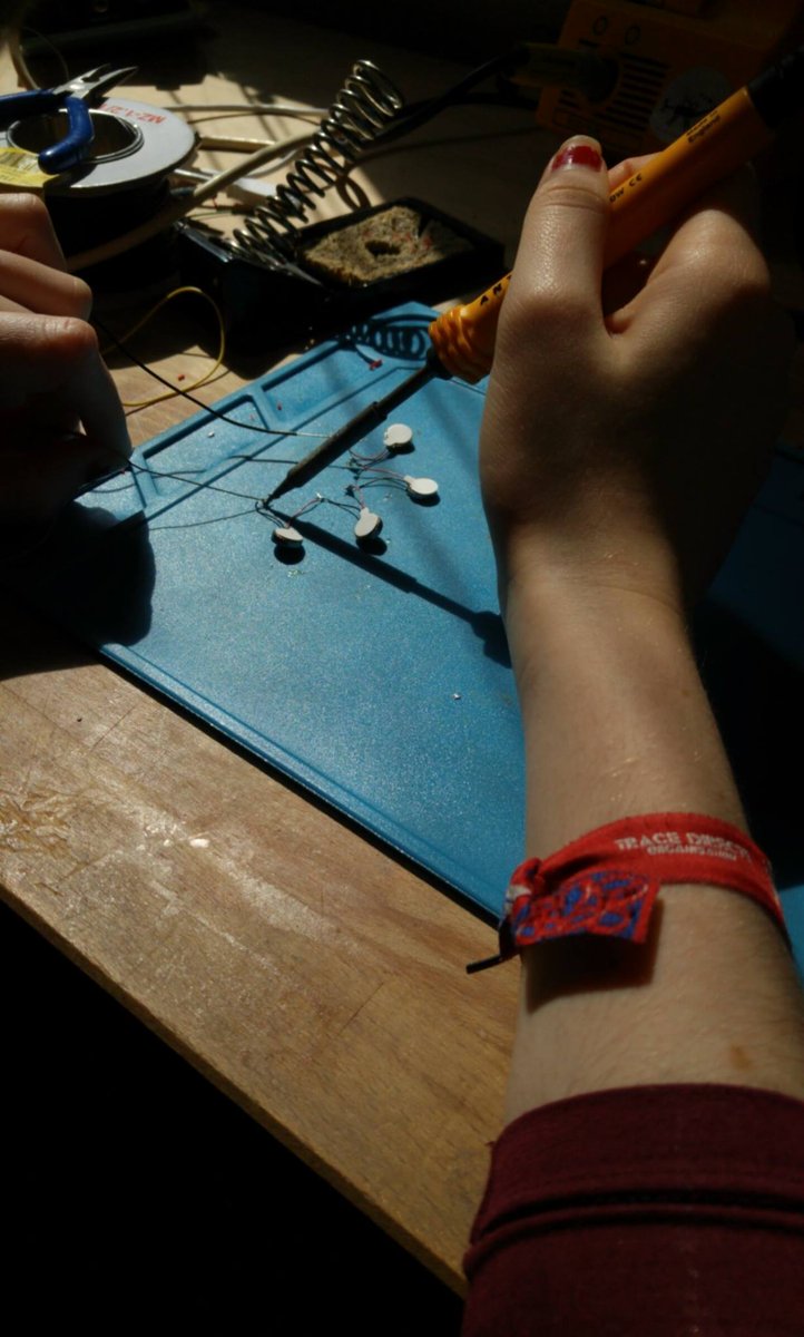 Yes_Eyecan's tweet photo. Solding vibrating motors to make a SUPER vibration ! 
@SDGIntlTrack @ESMEsudria https://t.co/OwiHy8bLGg