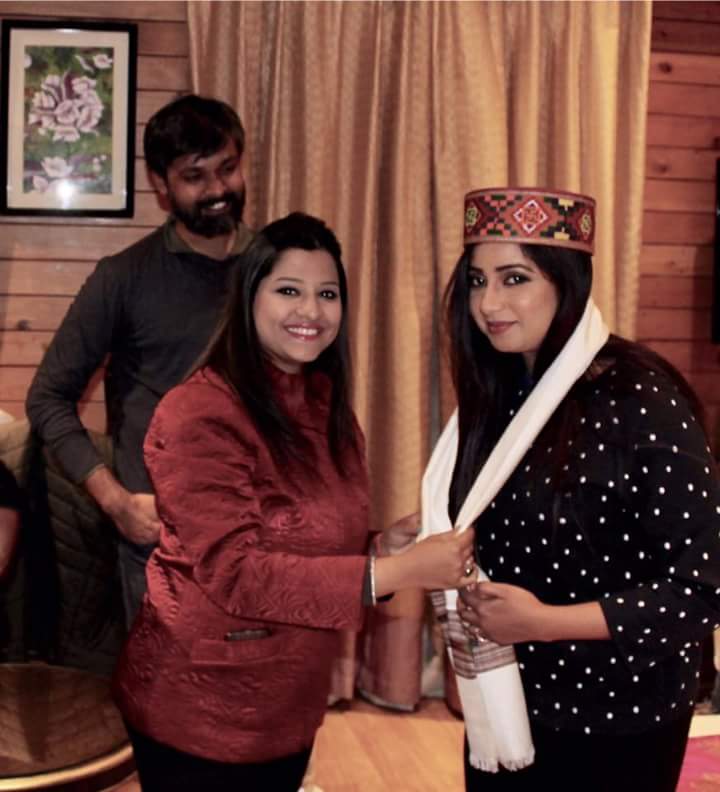 SonaSsg's tweet photo. *Unseen Click*
#MelodyQueen @shreyaghoshal #humble welcomed by #SpanResort in #Manali.π @shiladitya jiju ur smile awww. πππ https://t.co/kRqtbJGSTC