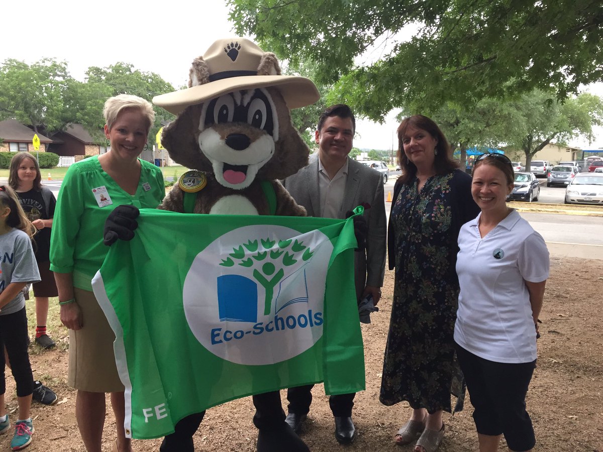 Patton_Pioneers's tweet photo. Way to go Pioneers, Patton is a green flag school! @motomom312 @AISDSupt @EcoSchoolsUSA @AISD_Science @PattonEcoTeam @PattonInnovates https://t.co/VPqaAZDtsZ