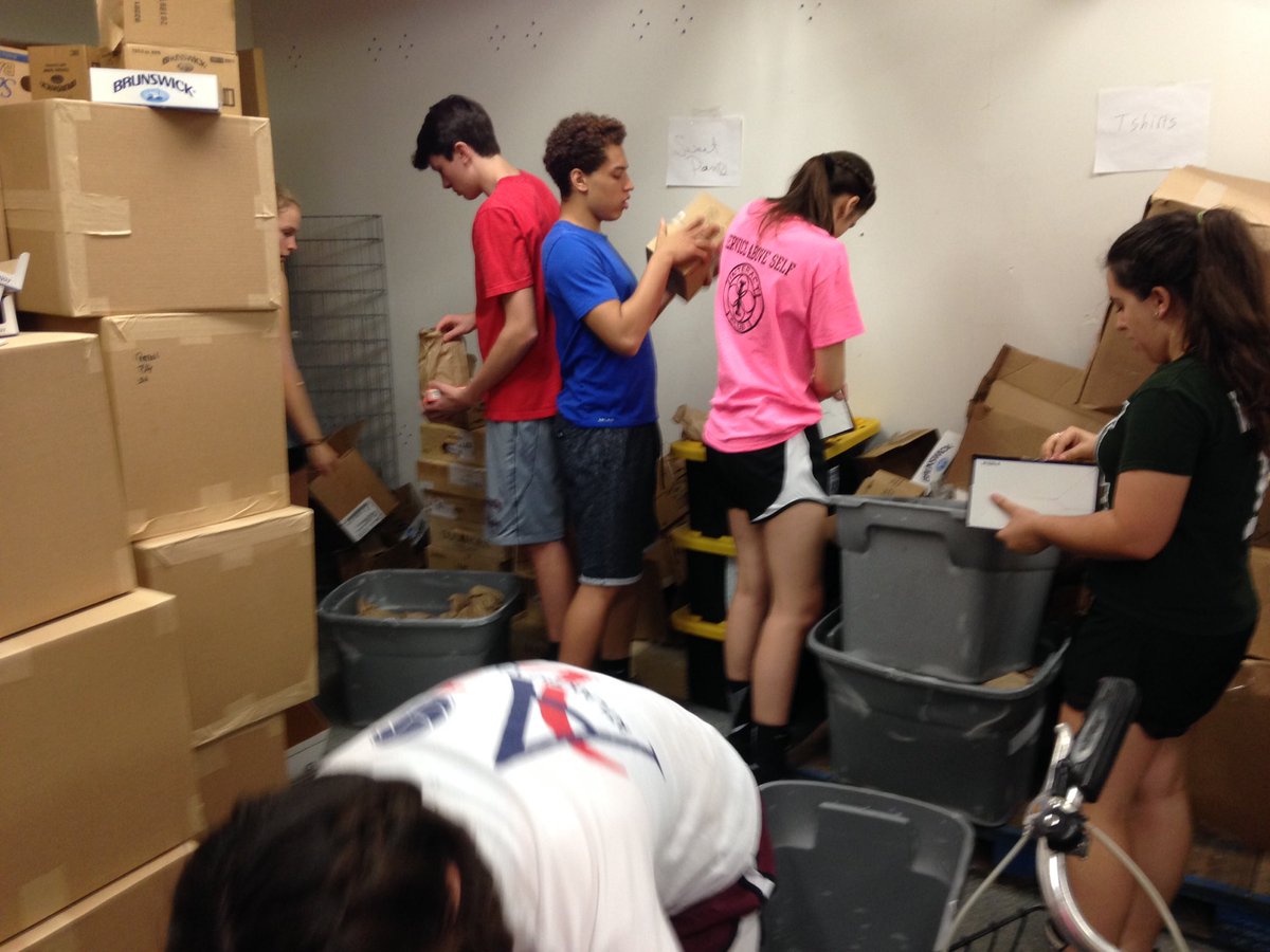 DragonPhysiX's tweet photo. Fixing meal bags   #MHSDOS #interactMHS  #DOS2017 #interact @NjRotary #BridgesOutreach https://t.co/feGss0xigg