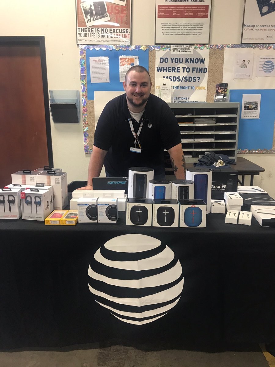 LayneLFinnegan's tweet photo. Early morning table day fun at the #DTVGarage #MidStatesProud #WinLocal https://t.co/BQECR3CVBw