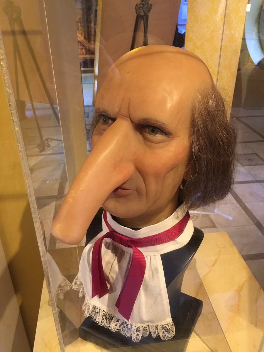 wroetoshaw's tweet photo. Found a statue of @AnEsonGib https://t.co/wb2buz5AAx
