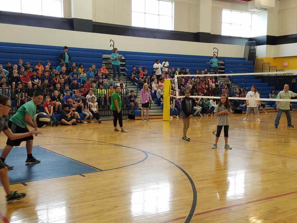 HHH_Counselor's tweet photo. Students vs. Teachers! #herovbgame #arentwetooold @HHH_Counselor @herndonheroes @HHH_PE @shannabrown67 https://t.co/l5vvJdmywF