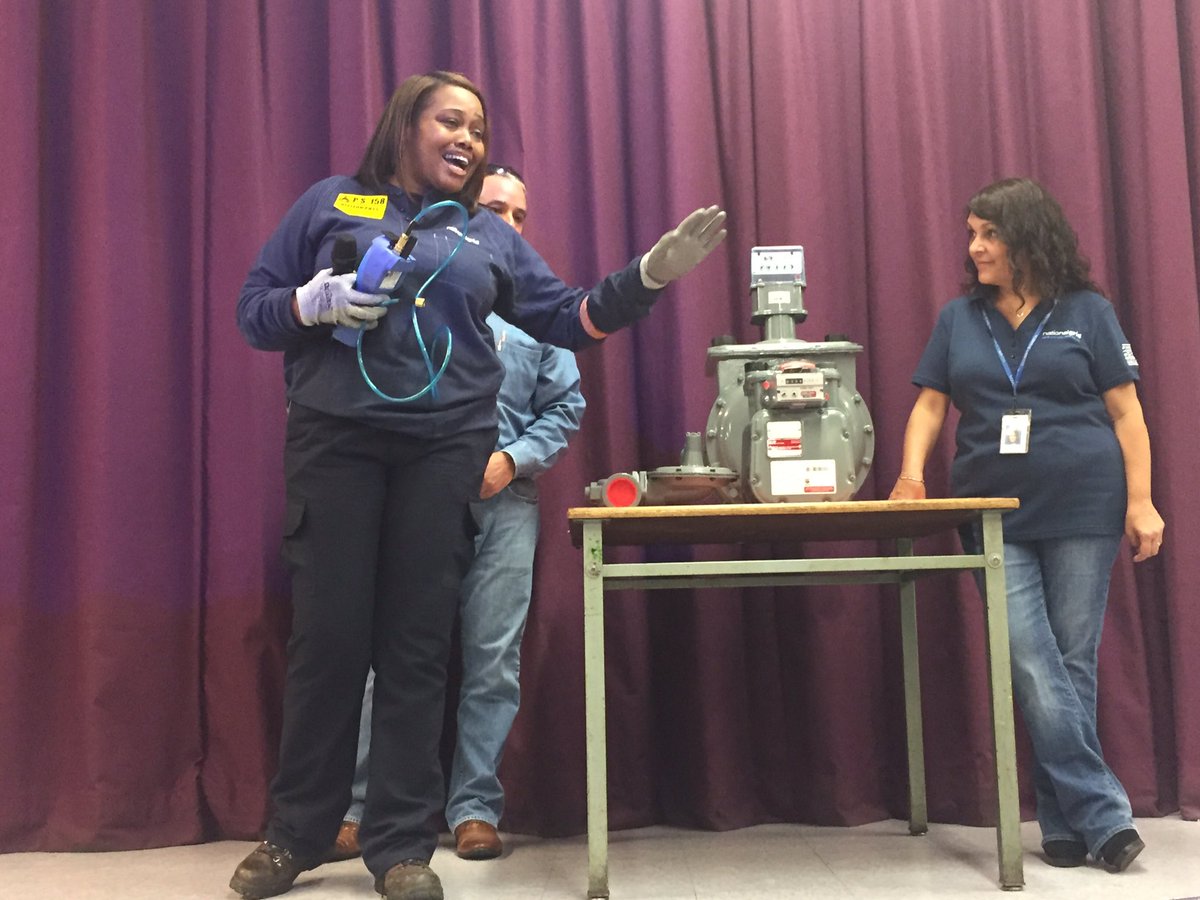 MauriSolages's tweet photo. .@nationalgridus crew talking #gas #safety with Brooklyn 4th graders @ps158 @natgridsafety https://t.co/tC0HgenLVv