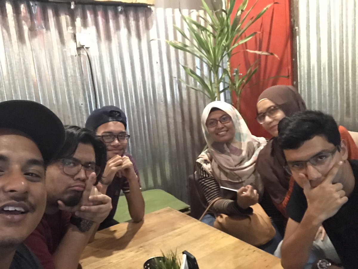 zaheenzainuddin's tweet photo. @Frdausx_ salammm. Jangan sedih2 kay muah ciked #pakop https://t.co/5qjMZgmIPJ
