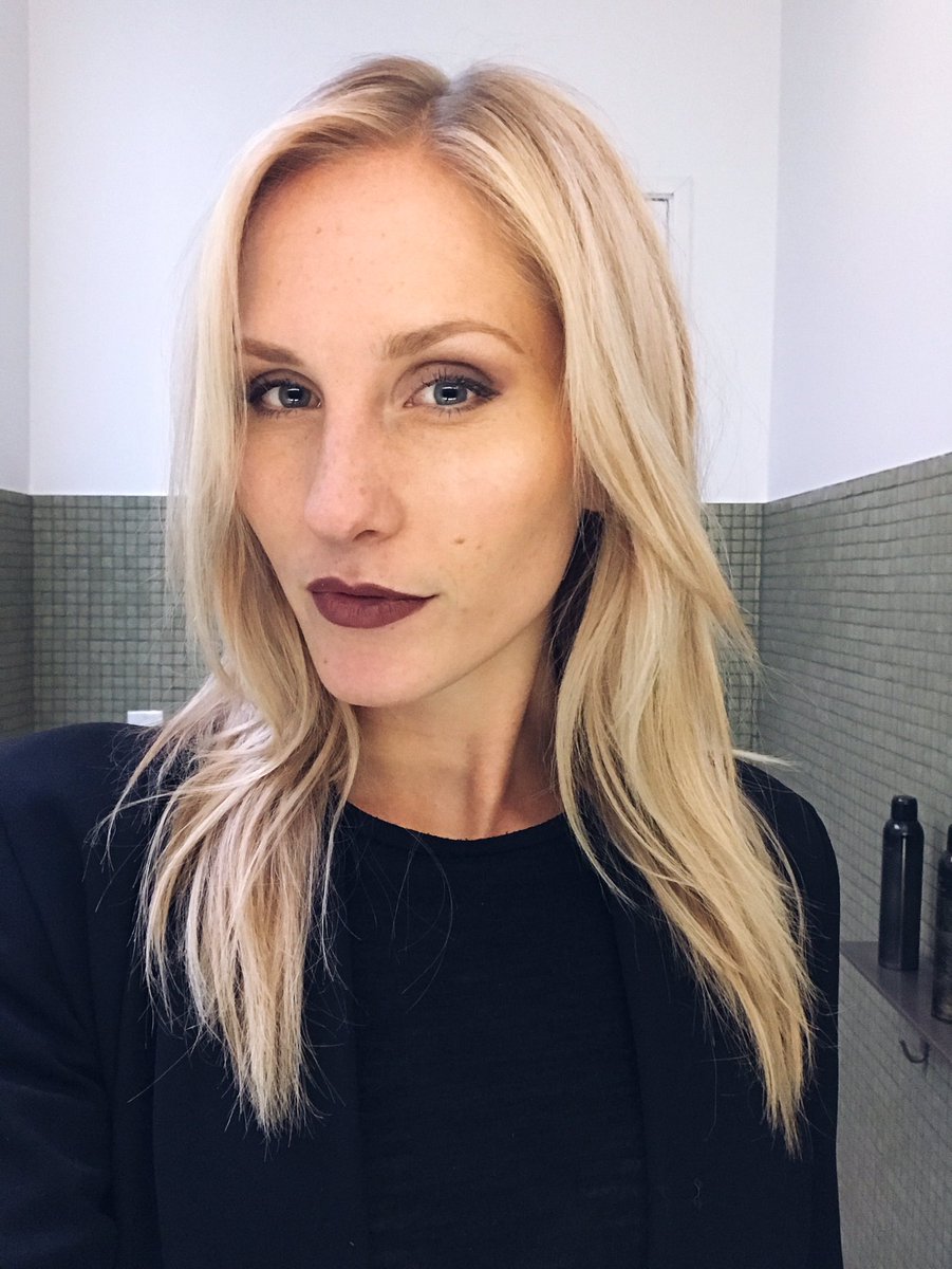 JenikaJensen's tweet photo. Loving this hair right now. 💁🏼
Thank you @ashleyxxnichole
#hairstylist #oribeobsessed #fashionblogger #boldlips #layers https://t.co/A9e9yzHdgC