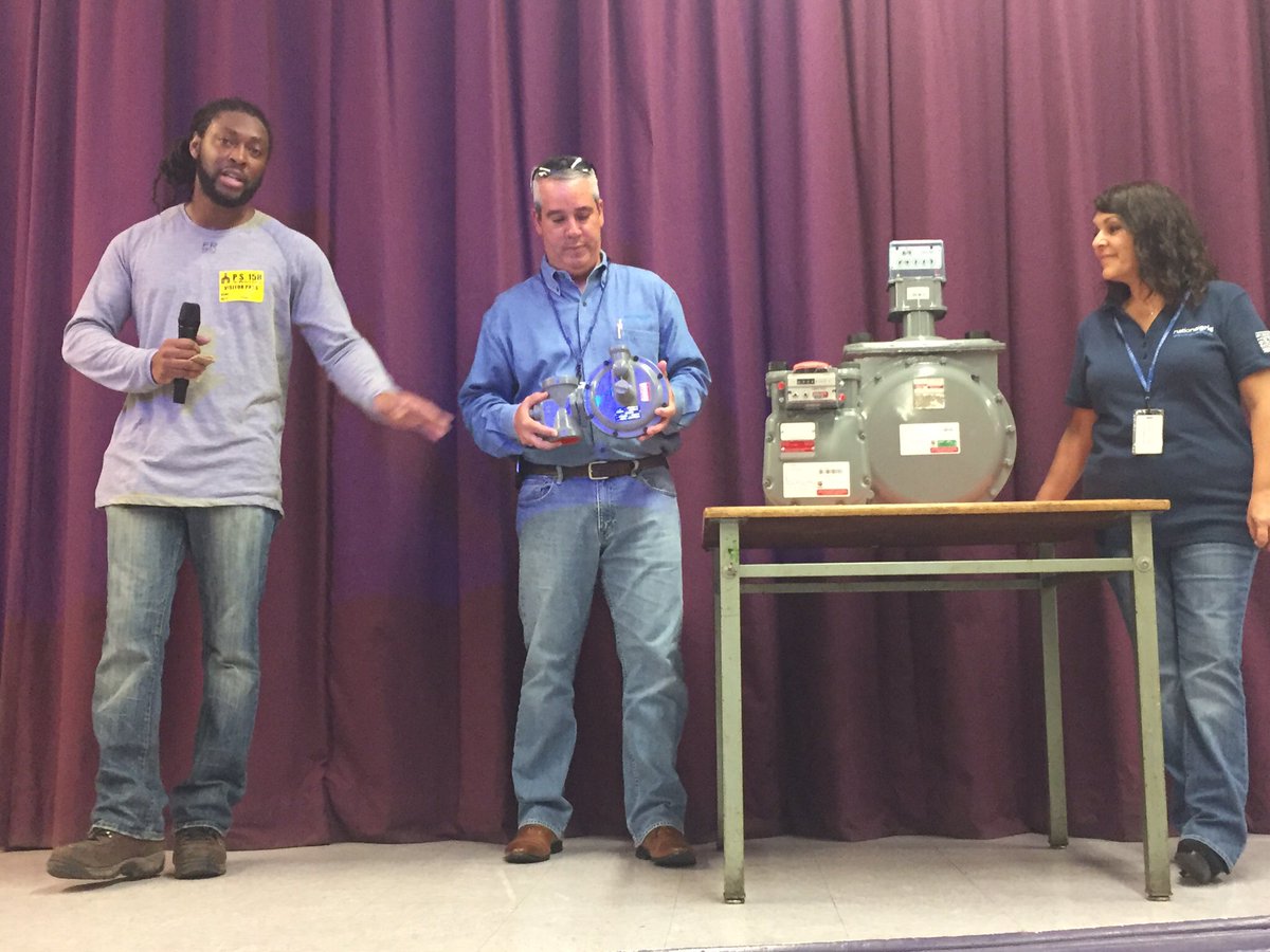 MauriSolages's tweet photo. .@nationalgridus crew talking #gas #safety with Brooklyn 4th graders @ps158 @natgridsafety @CityYearNewYork https://t.co/Ntr4B5Js5c