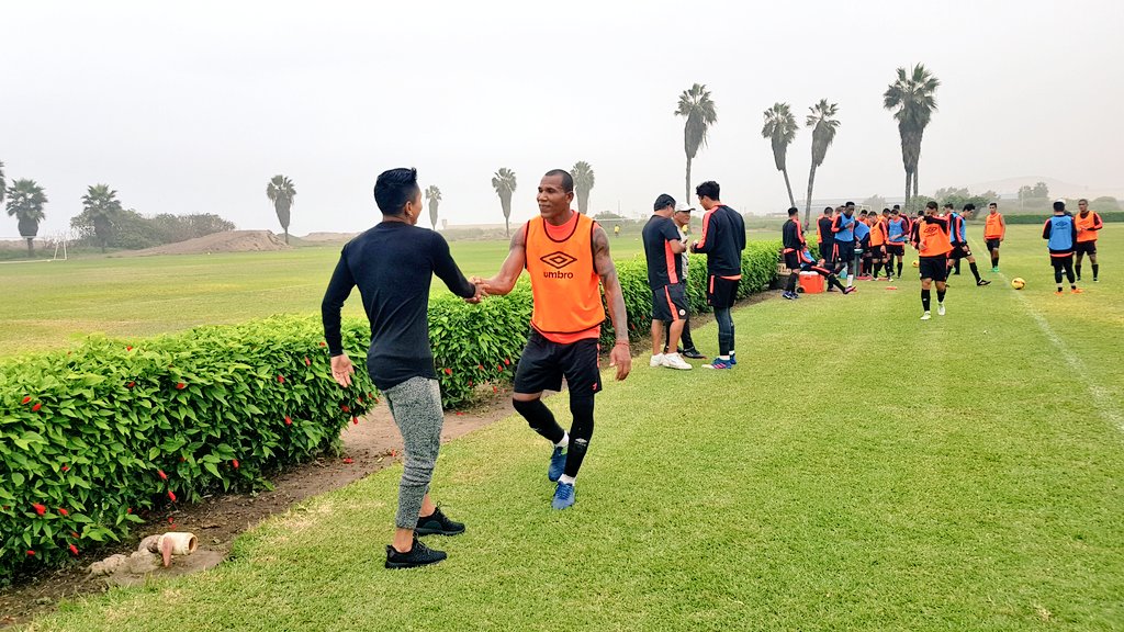 Universitario's tweet photo. Hoy tuvimos un invitado muy especial en Campo Mar U. @RaulRuidiazM visitó al  equipo y saludó a sus ex compañeros. https://t.co/x2lnsq4ptq