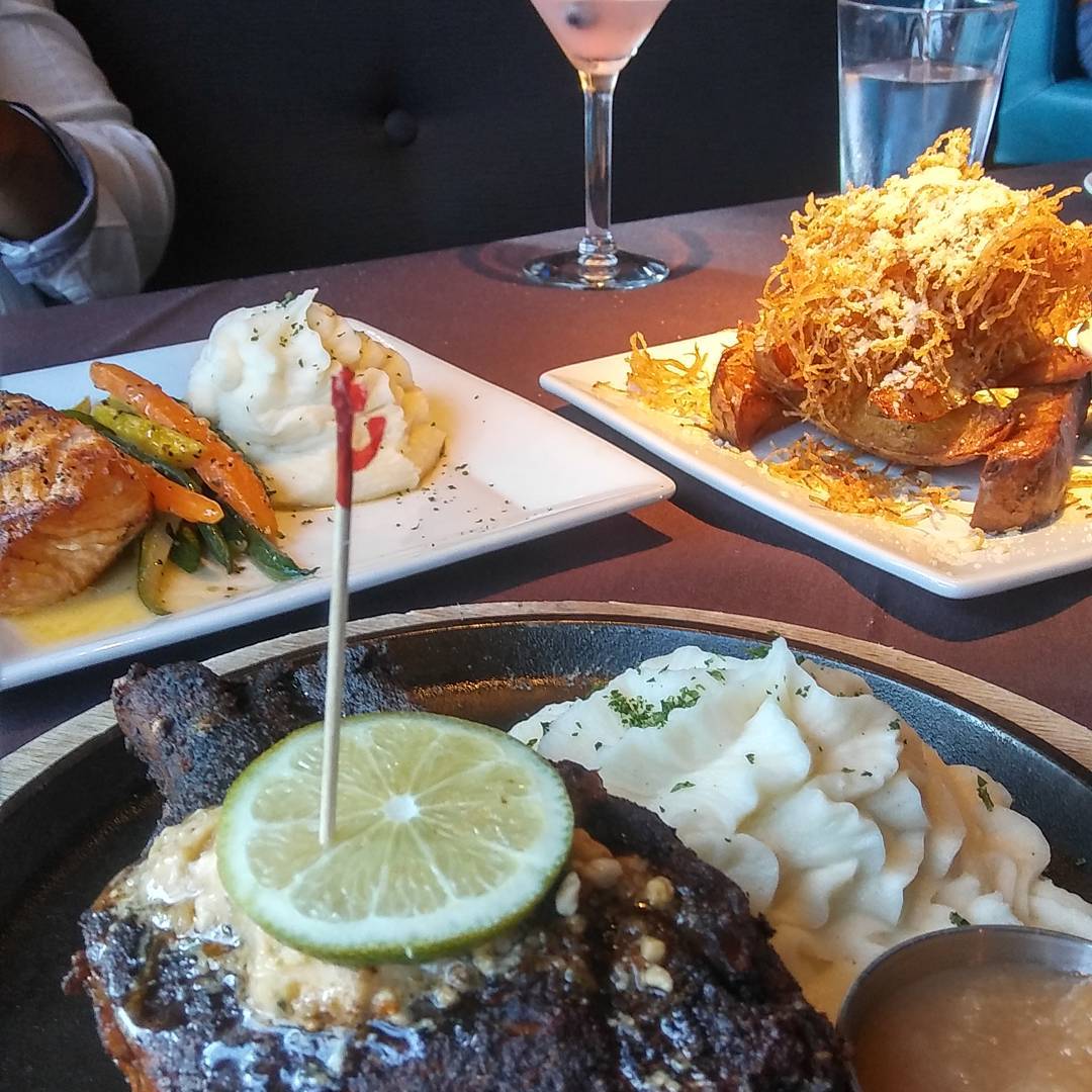 PerrysDining's tweet photo. Retweet this if you're eating lunch at Perry's today. 📷mstinagrob https://t.co/jXb8tMhoF9