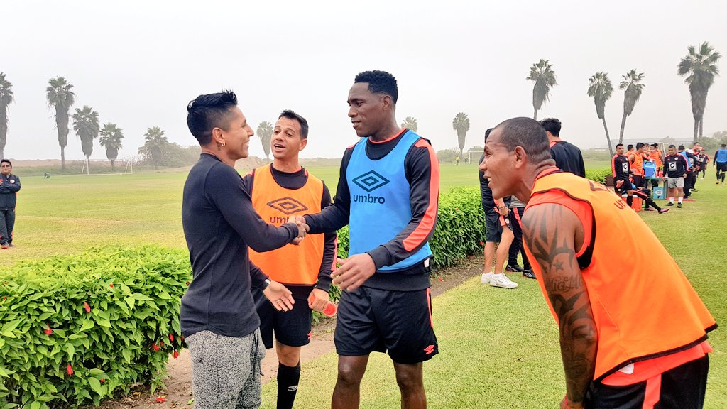 Universitario's tweet photo. Hoy tuvimos un invitado muy especial en Campo Mar U. @RaulRuidiazM visitó al  equipo y saludó a sus ex compañeros. https://t.co/x2lnsq4ptq