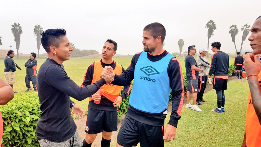 Universitario's tweet photo. Hoy tuvimos un invitado muy especial en Campo Mar U. @RaulRuidiazM visitó al  equipo y saludó a sus ex compañeros. https://t.co/x2lnsq4ptq