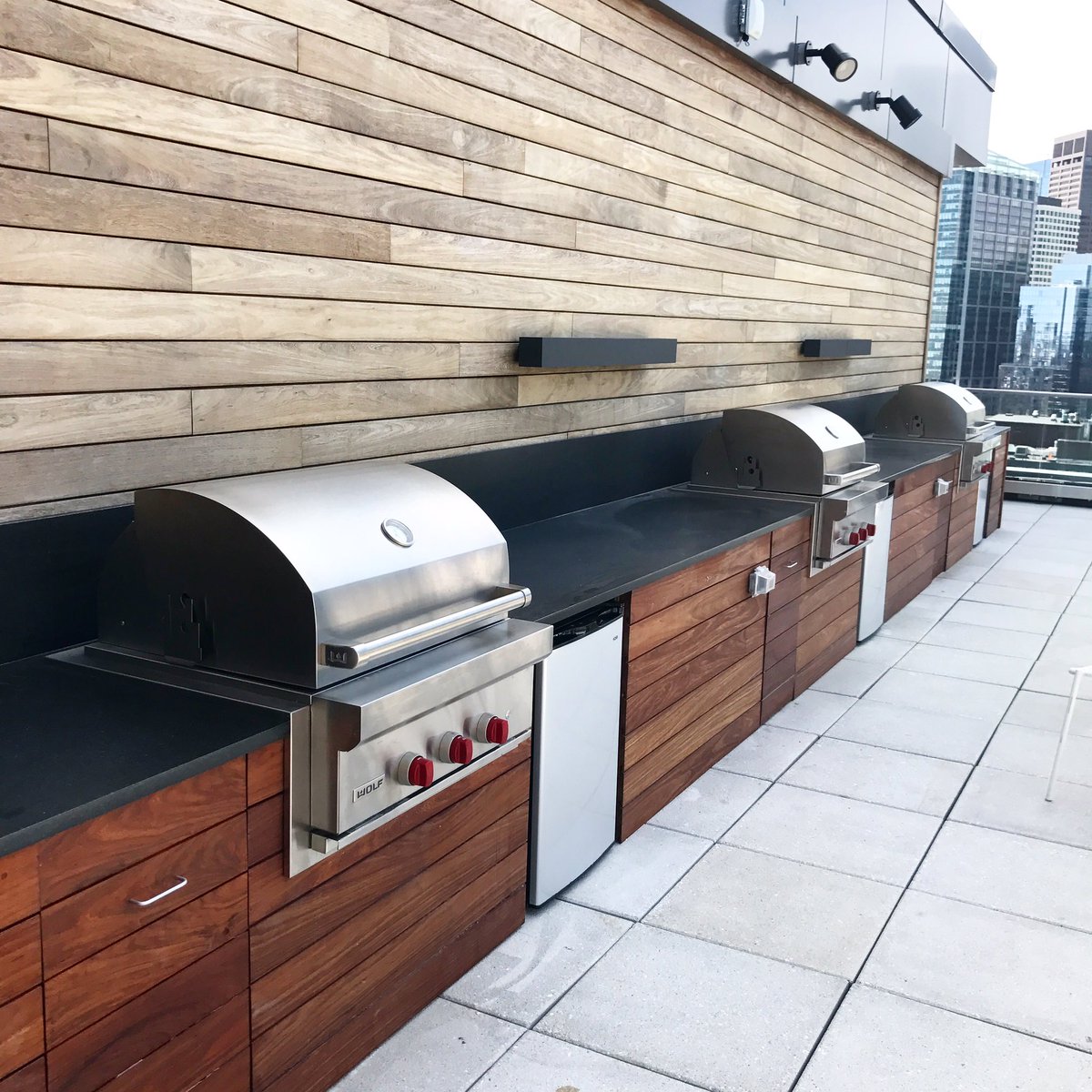 WMSPapts's tweet image. Grilling {with a view} season is here!🍔🌭🌆🏙

#SummerTime #SeaportBoston #RoofDeck #LiveWatermarkSeaport #Views #HomeSweetHome #FortPoint