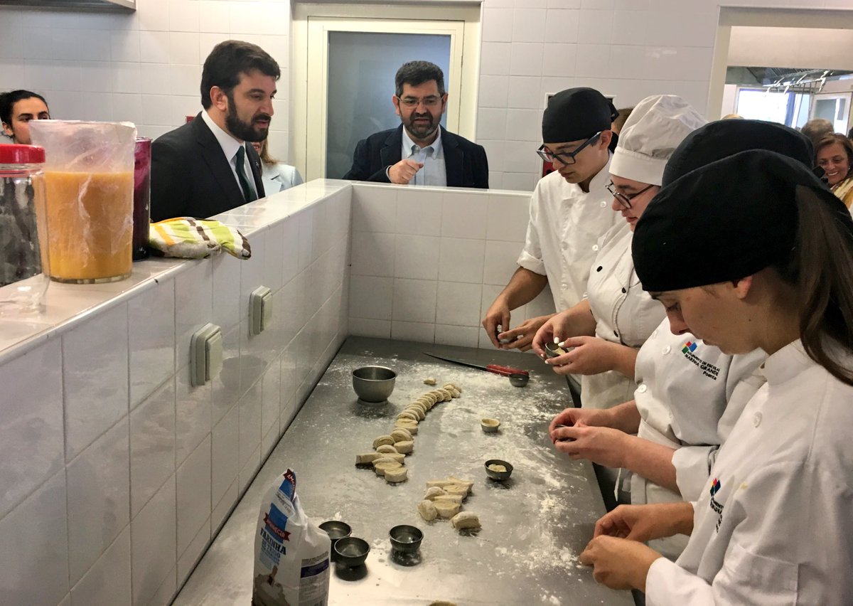 Educacao_PT's tweet photo. O #EnsinoProfissional é uma das muitas referências da ES Calazans Duarte, agora também com #ProgramaQualifica @ANQEP #Escola @MarinhaGrande https://t.co/Z4st23iANa