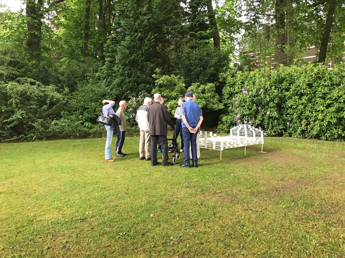 MuseumBronbeek's tweet photo. Studenten @ArtEZhogeschool #DBKV gaven #bewoners van #Bronbeek een #rondleiding door de #tentoonstelling 'oost west thuis best' https://t.co/55xcXX5yIy