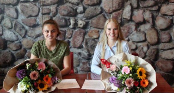 FC Twente Vrouwen versterkt zich met talenten Bhagerath en Nienhuis. Foto: FC Twente Media #fctwente #vrouwenvoetbal voetbalcentraal.nl/nieuws/149415/…