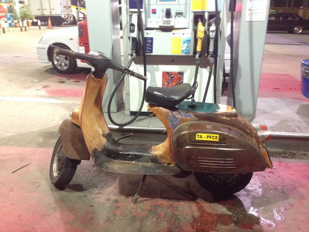 syahrilamin's tweet photo. Smlm ckp vespa aku sekung ke @epibijongg . Taknak ikut aku gi ranggi town ke malam ni ?? Hahaha! #broriak https://t.co/fZYCC876MJ