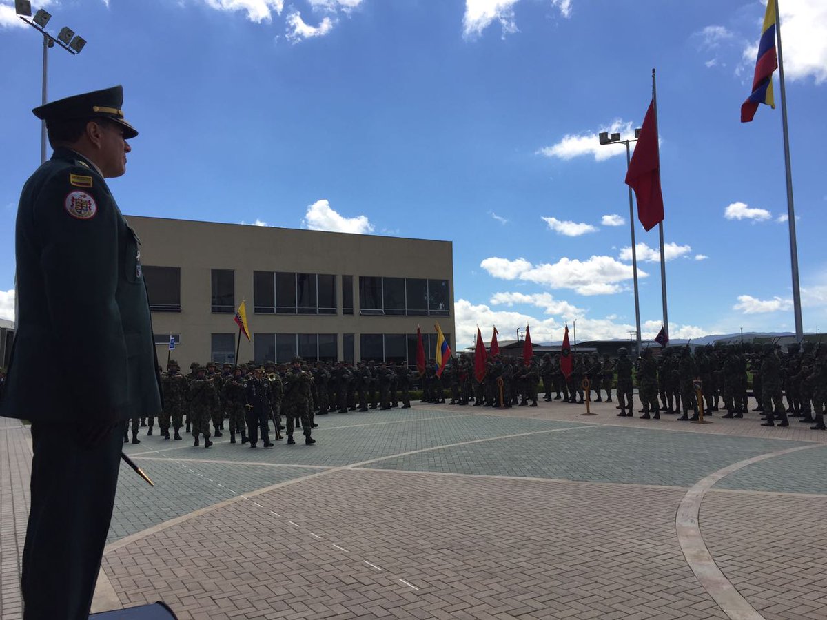 Ejercito_Davaa's tweet photo. 1. #AEstaHora asume el mando de la @Ejercito_Davaa el BG Juan Vicente Trujillo Muñoz #GloriaSobreElHorizonte https://t.co/2lTyI1yDkF