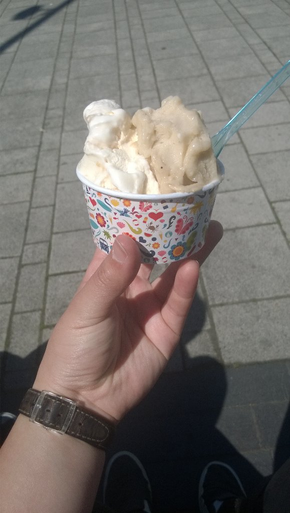 JollyLovesUK's tweet photo. On this sunny day in #Bristol we should all eat #gelato Got this hefty portion @oliversicecream #wappingwharf https://t.co/XZg3mzIAoG