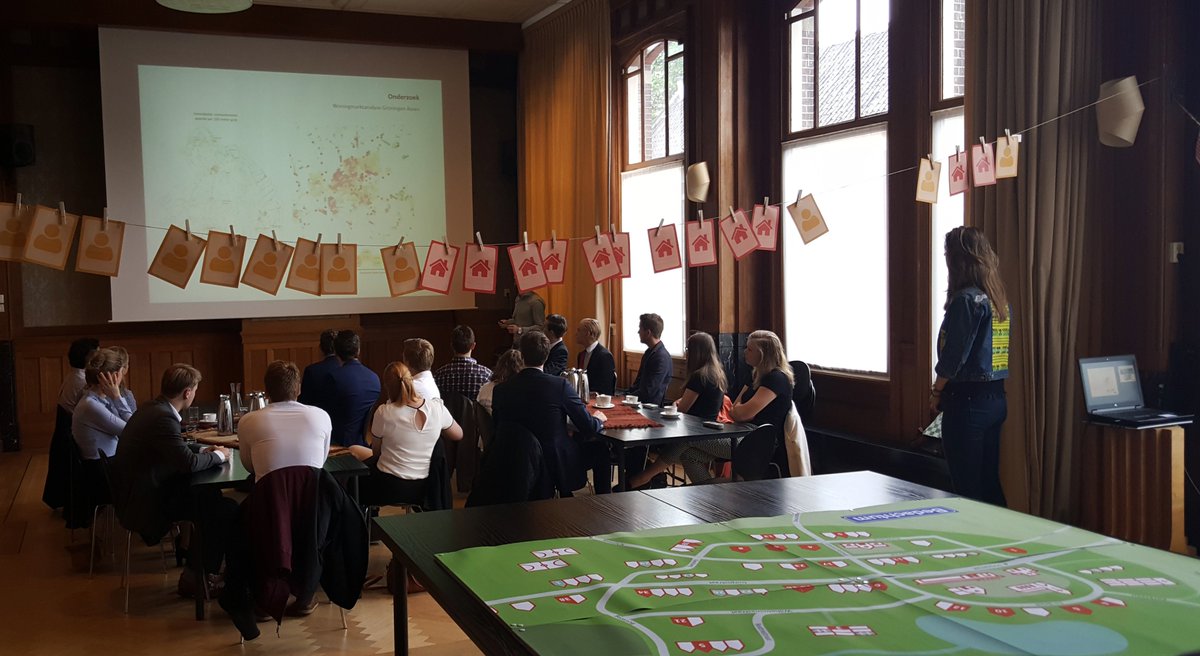 #Carrièredag! Studenten Geografie &amp; Planologie <a href="/FRW_RUG/">Spatial Sciences UG</a> nemen kijkje in de keuken bij KAW. Leuke #workshop wonen &amp; krimp!