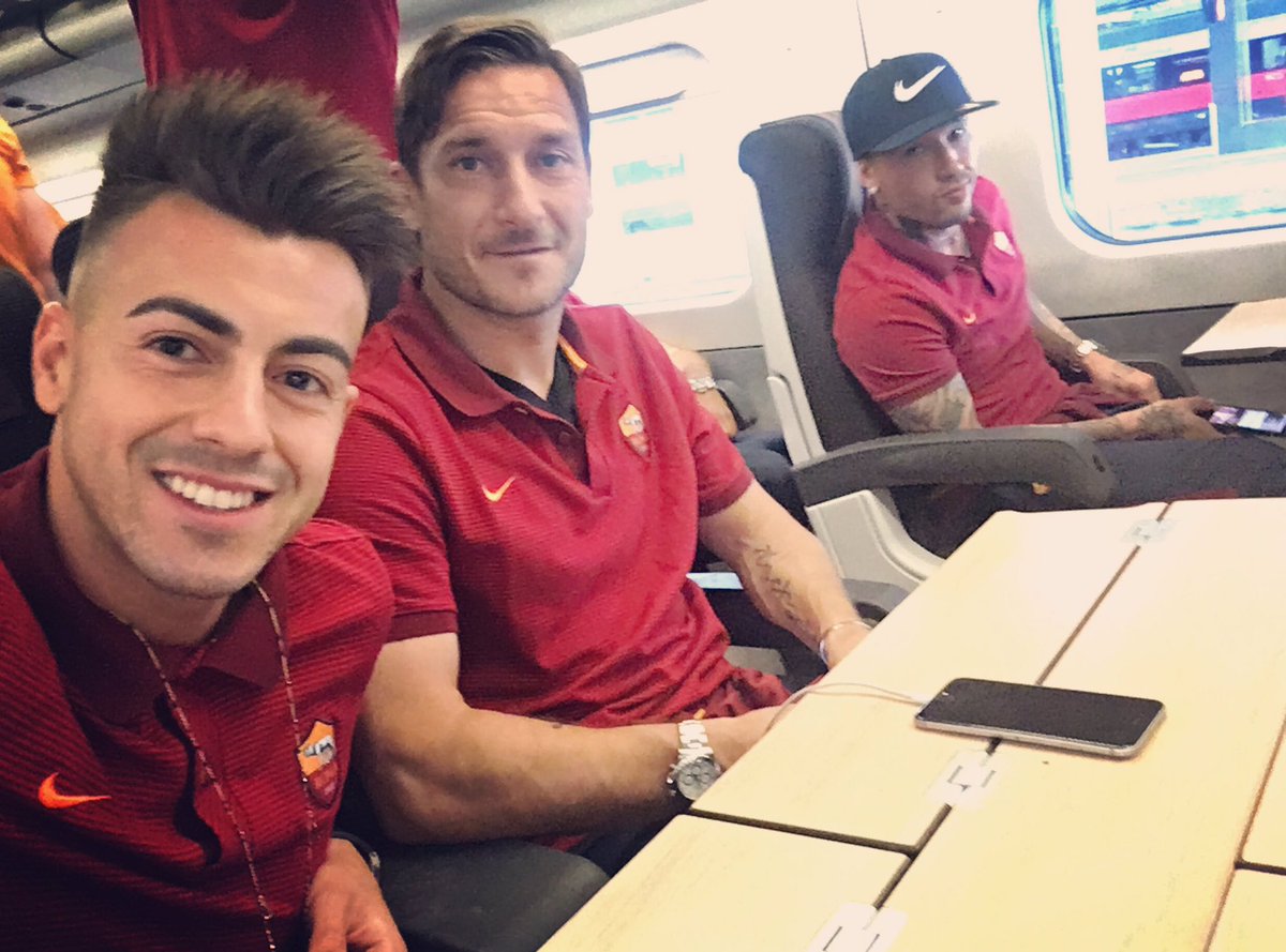 OfficialEl92's tweet photo. Verona 🚄😎👋🏼 @OfficialRadja 
#ChievoRoma #capitano #totti #radja #el92 https://t.co/dRwEcpvOtN