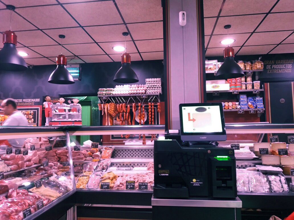 BrinConsultores's tweet photo. Higiene total. La carnicería Tres Hermanos en Madrid con @Cashlogy : los clientes pagan su compra muy fácil y el personal no toca el dinero https://t.co/65nh0yXXsF