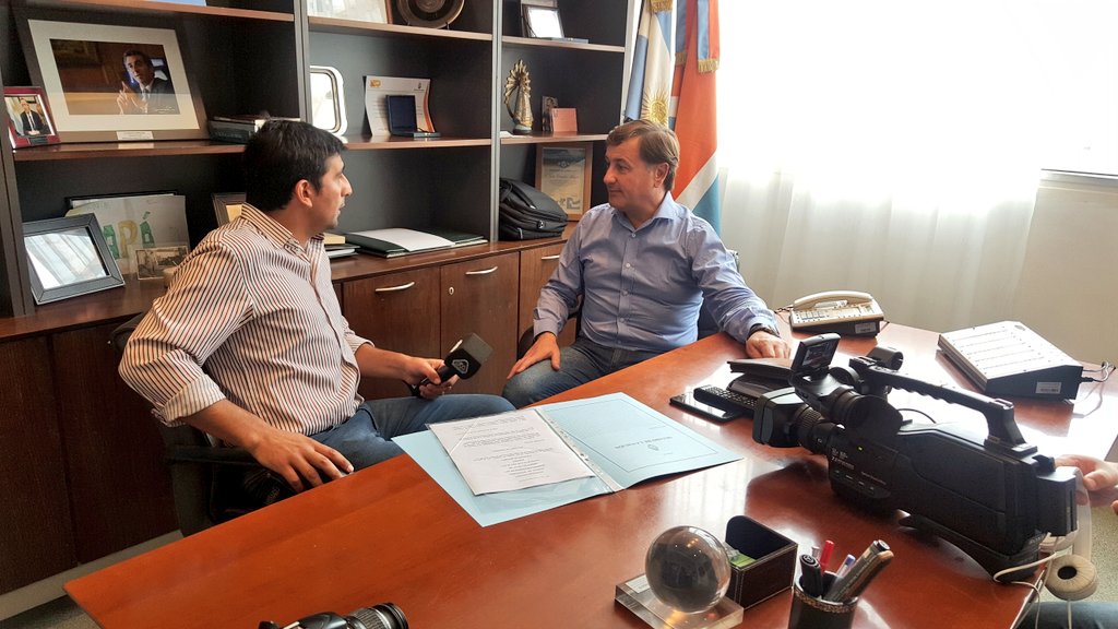 J_CatalanMagni's tweet photo. En @SenadoArgentina grabando para el programa @PatodePrimeraTV. https://t.co/xHs7ScIs2o
